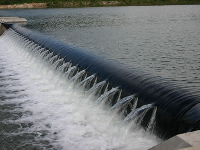 A long span spoiler rubber dam is covered by upstream water.
