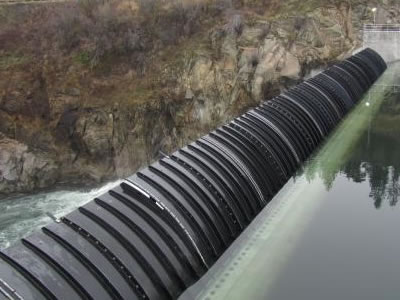 A row of carbon steels are installed on concrete foundation without slit.