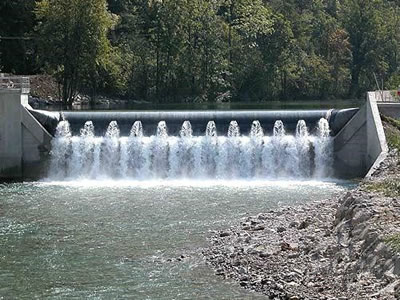 Twelve spoilers incite the water passed the spoiler rubber dam.