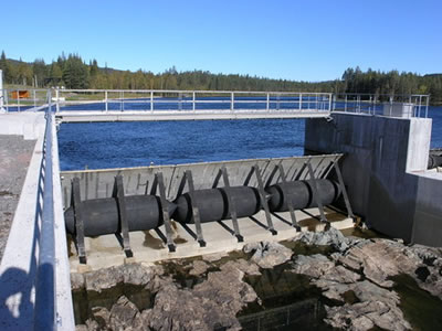 A narrow shield type rubber dam has three steel plates, nine rubber compound belts and three air bladders.