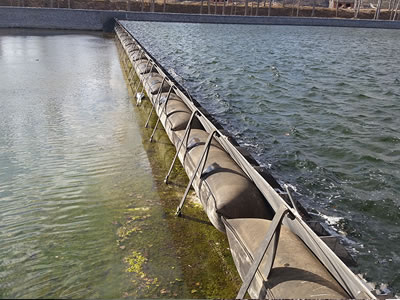 Many segments shield type rubber dam are installed in water, and water level is low.